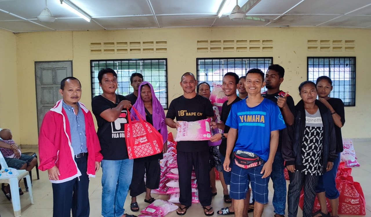 For some villages, the food bundles were handed over to Tok Batin at the community hall and residents came to pick them up.