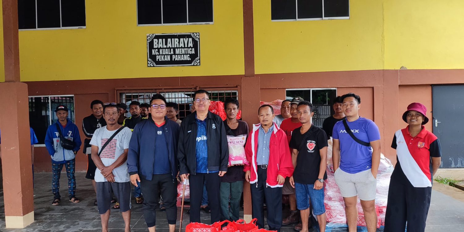 On site to receive the donated food aid bundles were JAKOA officers from Pekan District as well as the Penghulu Kuala Mentiga. Pictured are the officials with members of the YKPM ground team.