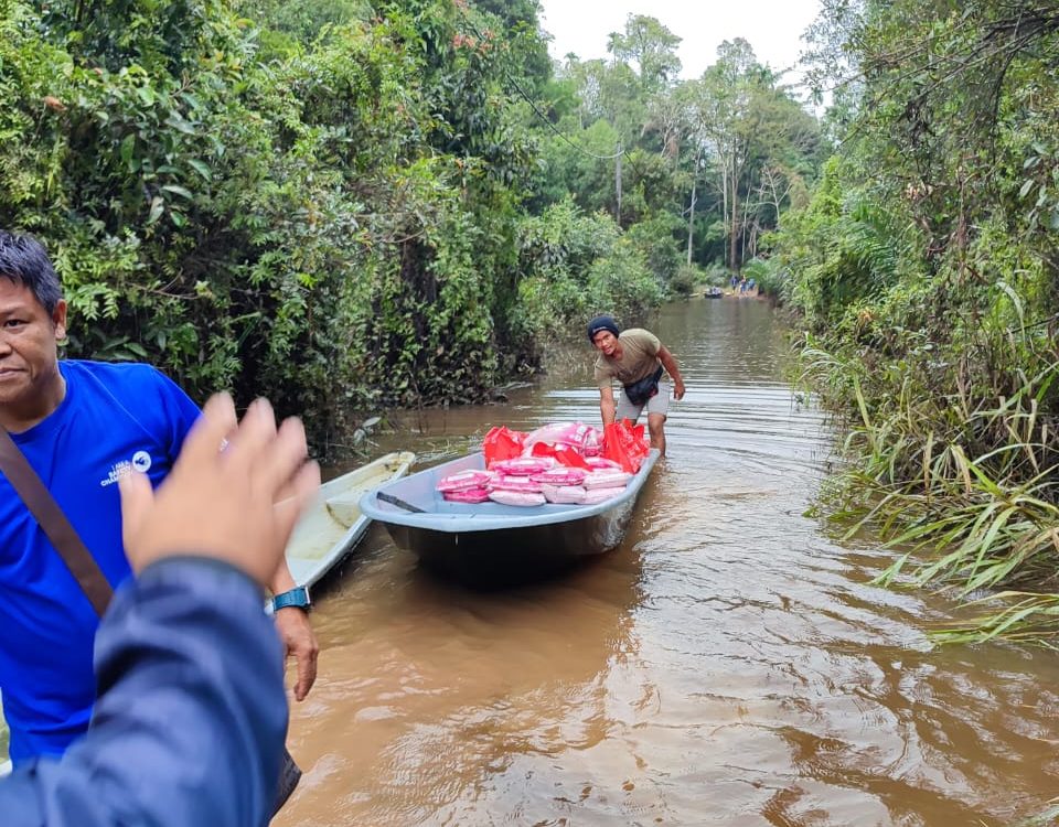 Flooding situation in Kampung OA Ramainia was still bad upon receiving the food aid bundles, thus small boats had to be used to transport the goods.