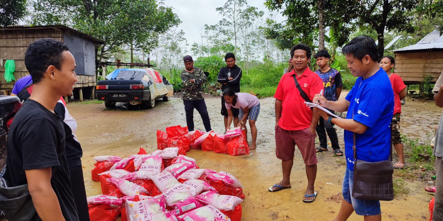 Food aid bundles were received by Tok Batin and the residents of Kampung OA Patah Jelutong